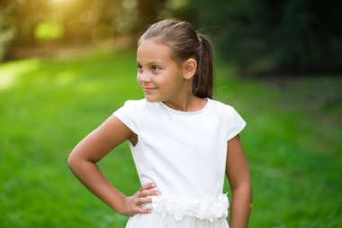 Gülümseyen güzel çocuk portre