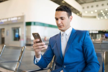 işadamı cep telefonunu kullanma