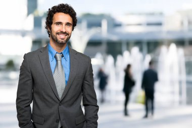 Şehirde yakışıklı Yöneticisi