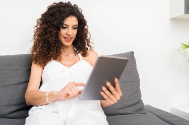 Hamile kadın evde tablet kullanma