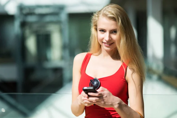 Frau Benutzte Ihr Handy — Stockfoto