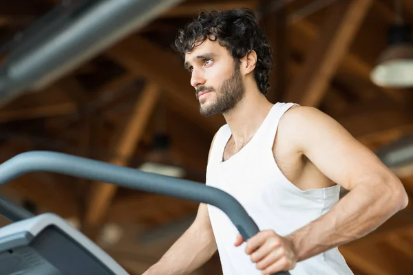 Άνθρωπος Που Κάνουν Cardio Προπόνηση Στο Γυμναστήριο — Φωτογραφία Αρχείου
