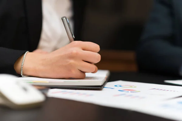 Donna Che Scrive Nel Suo Ufficio Durante Una Riunione — Foto Stock