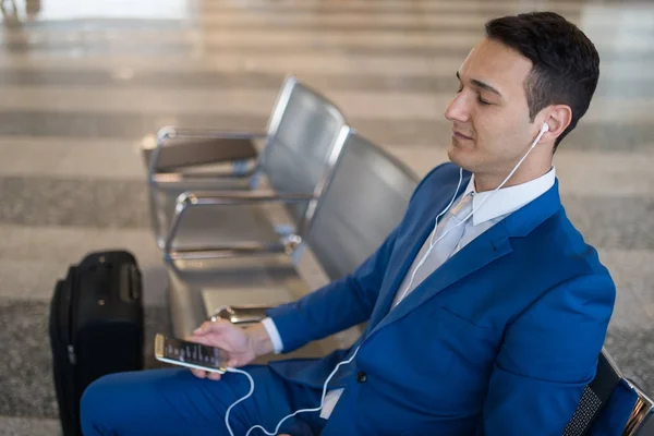 Empresário Ouvindo Música Aeroporto — Fotografia de Stock