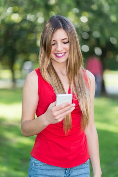 Kvinna Som Använder Sin Mobiltelefon — Stockfoto