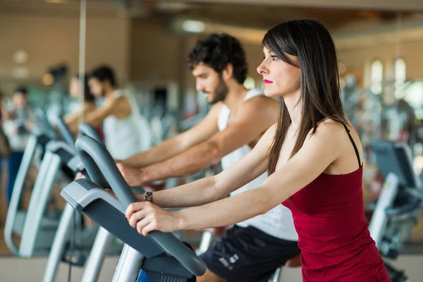 Gente Haciendo Ejercicio Gimnasio —  Fotos de Stock