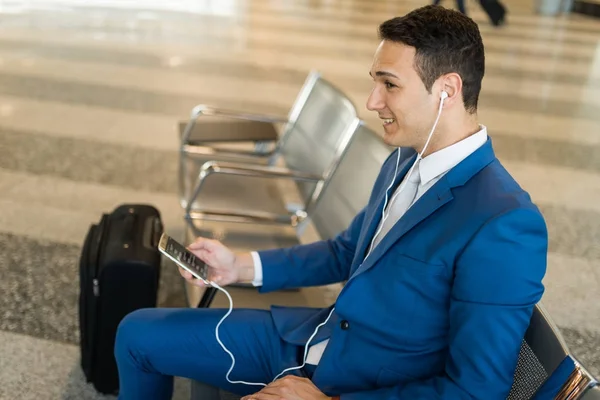 Biznesmen Przy Użyciu Swojego Telefonu Słuchania Muzyki — Zdjęcie stockowe