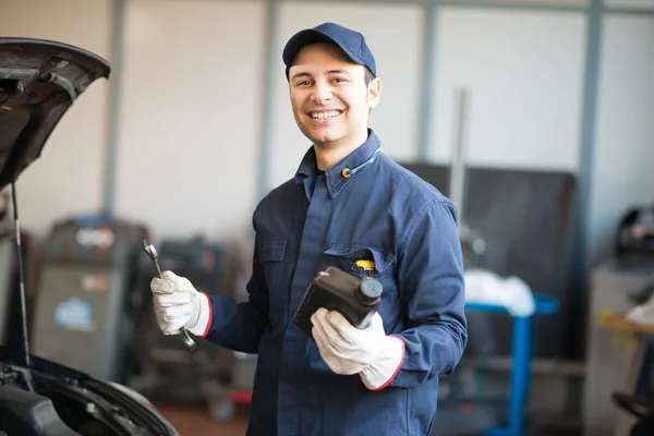 Portret Mechanika Przed Samochodem Jego Garażu — Zdjęcie stockowe