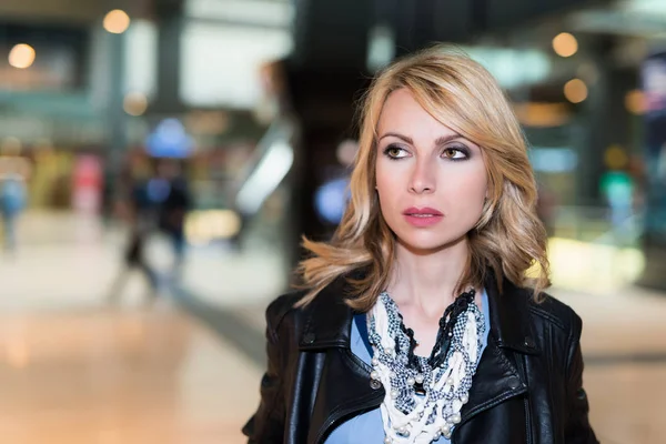 Woman Walking Public Place — Stock Photo, Image