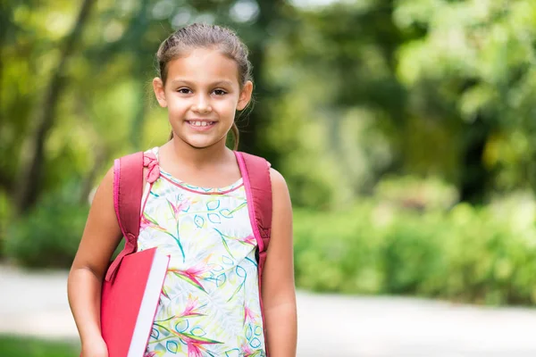 学校に行く若い女の子の笑顔 — ストック写真