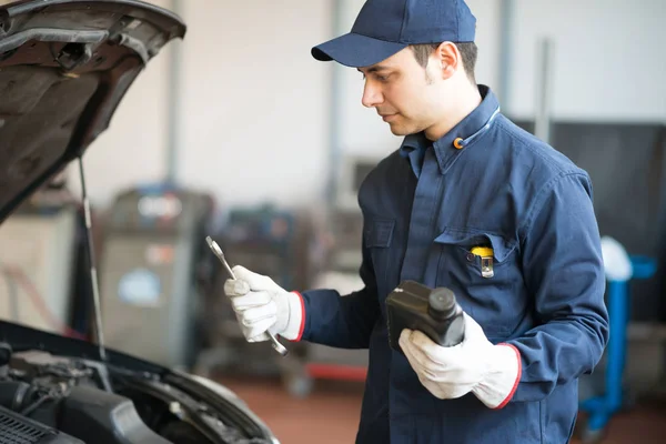 Bir Otomatik Mechanicin Açık Bir Araba Garajında Portresi — Stok fotoğraf