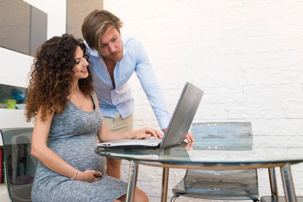 Zwangere Vrouw Haar Man Doen Online Winkelen — Stockfoto