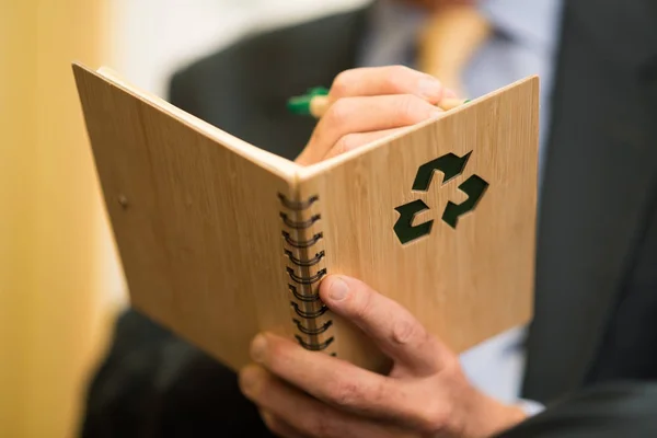 Homem Escrevendo Sua Agenda Reciclada — Fotografia de Stock