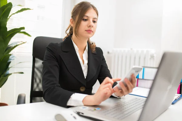 Business Woman Using Her Cellphone Her Office — Stock Photo, Image