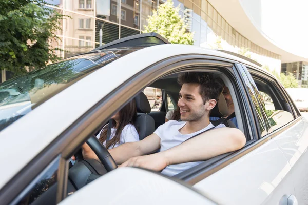 Groupe Amis Heureux Dans Une Voiture Blanche — Photo