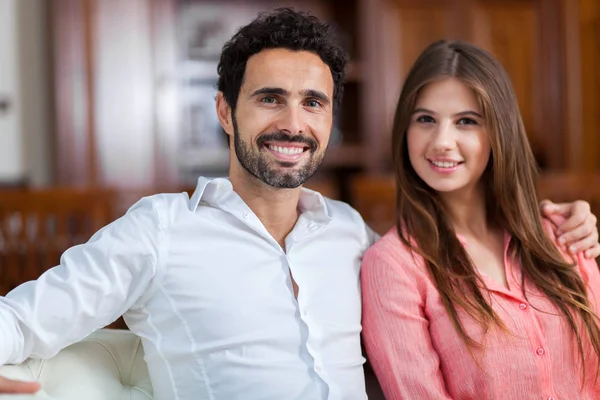 Jovem Casal Apaixonado Sofá — Fotografia de Stock