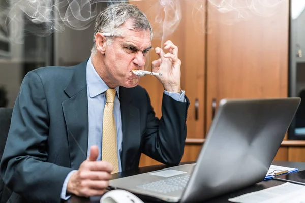 多くのタバコを一度に吸って 神経質なビジネスマンの肖像画 — ストック写真