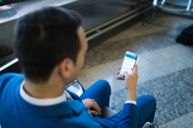 İş adamı cep telefonunu kullanıyor.