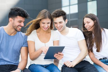 Oturma grubu arkadaş tablet kullanma