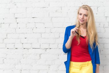 Kadının önünde bir beyaz boş tuğla duvar