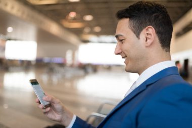 İş adamı cep telefonunu kullanıyor.