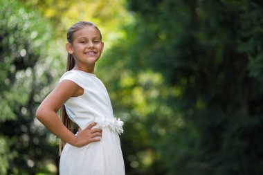 niña sonriente en un parque