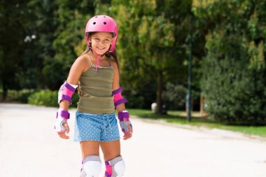 Buz pateni gülümseyen genç kız