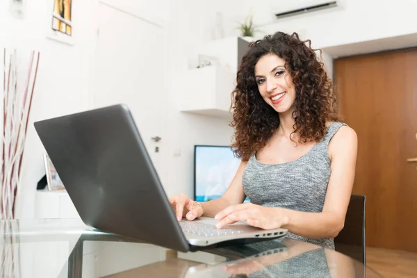 Mujer Embarazada Trabajando Ordenador Casa — Foto de Stock