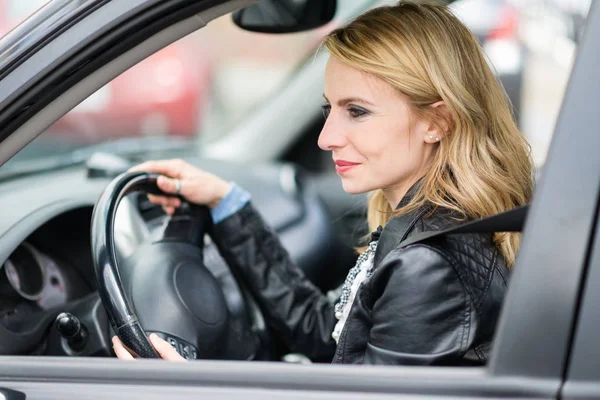 Woman Driving Her Car — Stock Photo, Image