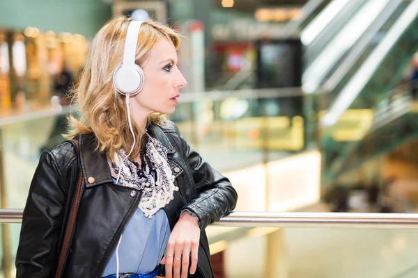 Женщина Слушает Музыку Общественном Месте — стоковое фото