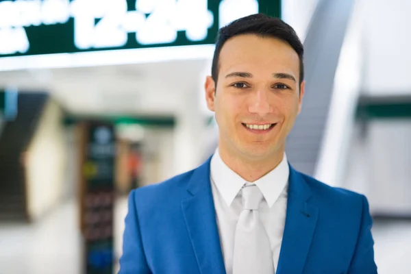 Hombre Negocios Sonriente Aeropuerto — Foto de Stock