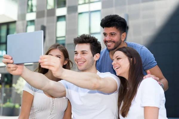 Groupe Amis Utilisant Leur Tablette Pour Prendre Une Photographie Selfie — Photo