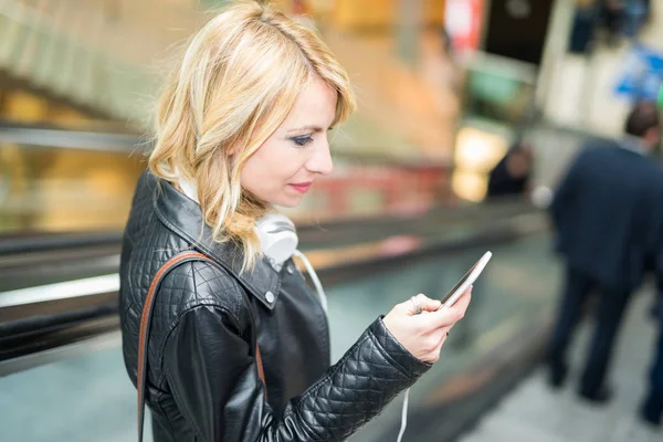 Женщина Использует Свой Мобильный Телефон Общественном Месте — стоковое фото