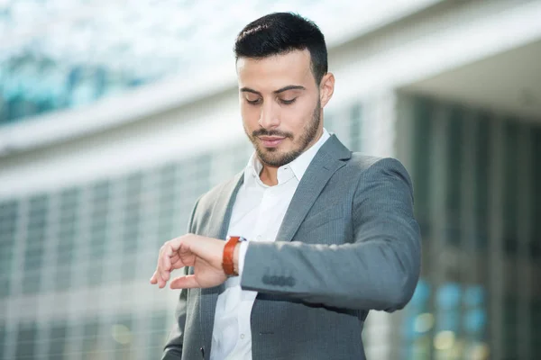 Zakenman Kijkt Zijn Horloge — Stockfoto