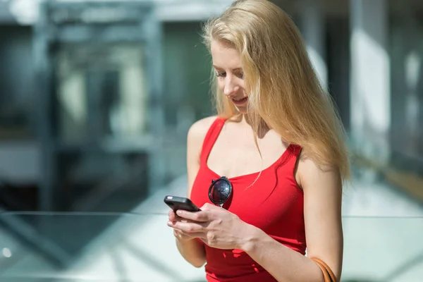 Jeune Femme Utilisant Son Téléphone Portable — Photo