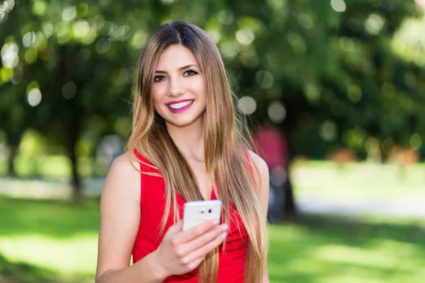 Cep Telefonunu Açık Bir Parkta Kullanan Kadın — Stok fotoğraf