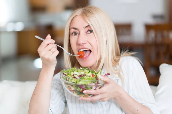 Retrato Uma Mulher Comendo Uma Salada Seu Apartamento — Fotografia de Stock