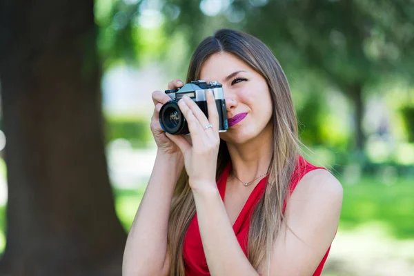 Sorridente Giovane Donna Utilizzando Una Fotocamera Vintage — Foto Stock