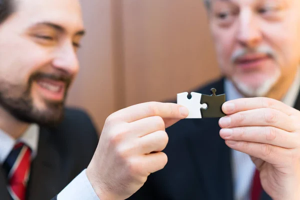 Geschäftskonzept Geschäftsleute Setzen Puzzleteile Zusammen — Stockfoto