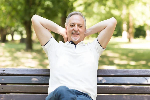 Lycklig Man Avkopplande Parken — Stockfoto