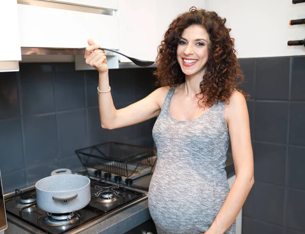 Pregnant Woman Cooking Home Her Kitchen — Stock Photo, Image