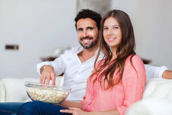 Paar lettend op een film — Stockfoto
