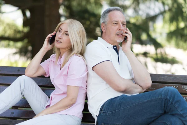 Lidé Mluví Jejich Mobilní Telefon — Stock fotografie