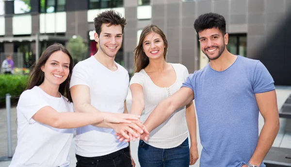 Bir Grup Arkadaş Ellerini Birleştiriyor Arkadaşlık Kavramı — Stok fotoğraf