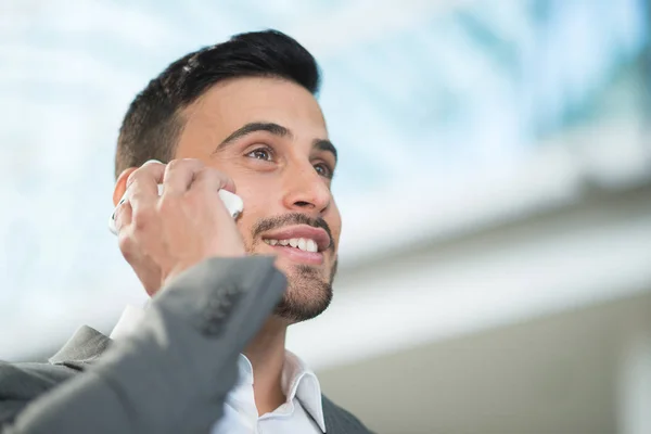 Uomo Affari Sorridente Che Parla Telefono Davanti Suo Ufficio — Foto Stock