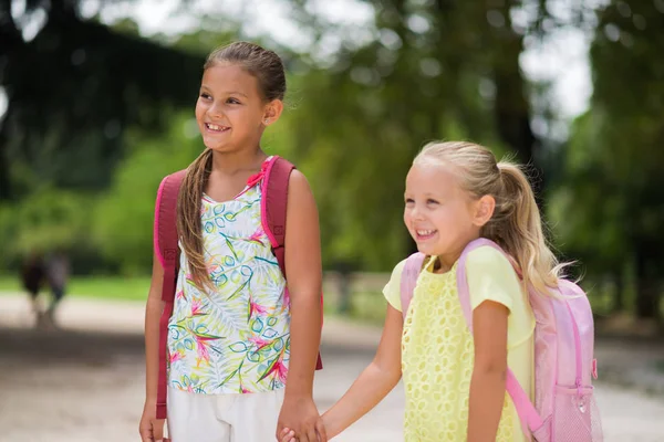 Meninas Felizes Indo Para Escola — Fotografia de Stock