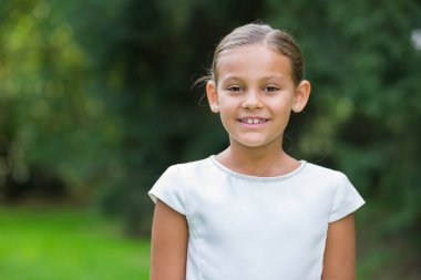 niña sonriente en un parque