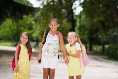 Mutlu kız okula gidiyor