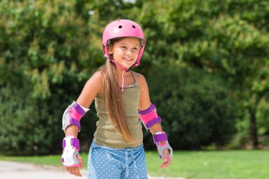 Buz pateni gülümseyen genç kız