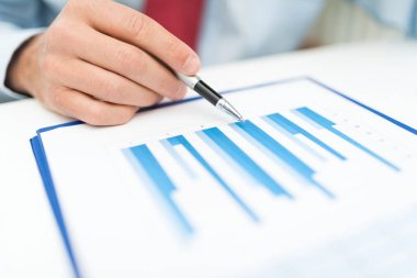 A iş belge üzerinde çalışan adam